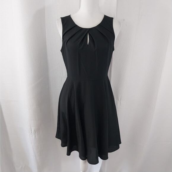 EXPRESS! ELEGANT AND UNDERSTATED BLACK A-LINE PLEATED NECKLINE DRESS! SZ 6 - Picture 2 of 10